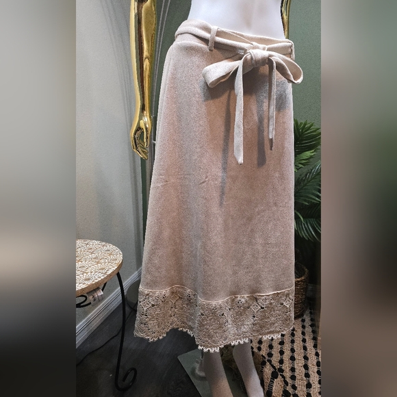 Alice Blue Suede skirt with embroidery at the bottom cream color size M - Picture 4 of 8